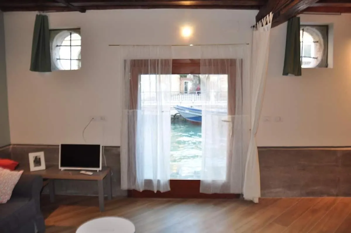 Canal View Apartment Venice
